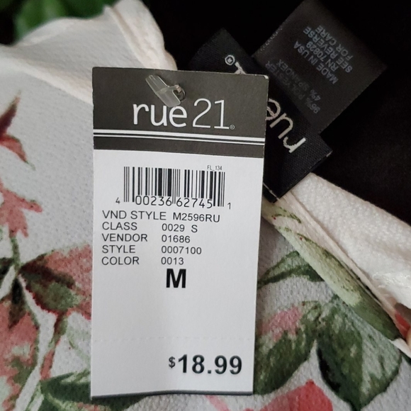 NWT Rue 21- Beautiful floral blouse - Picture 3 of 4